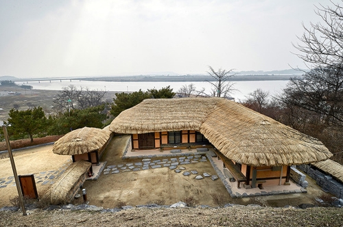 옥녀봉에 자리 잡은 한국 최초의 침례교회. 초가지붕이 이채롭다.