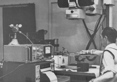 1971년, 손가락 관절 소리의 원인을 규명하려는 영국 생체공학 연구진의 실험실 풍경. 출처: <류머티즘질환 연보>(1971)