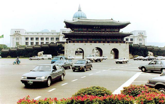 1990년대 광화문 일대의 모습. 한국일보 자료사진