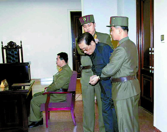 북한 김정은 위원장의 고모부 장성택이 2013년 재판을 받는 모습. [중앙포토]
