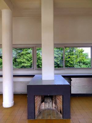 거실 벽난로. 벽 아래 방열기의 보조장치 정도로 여겨질 만큼 왜소하다.