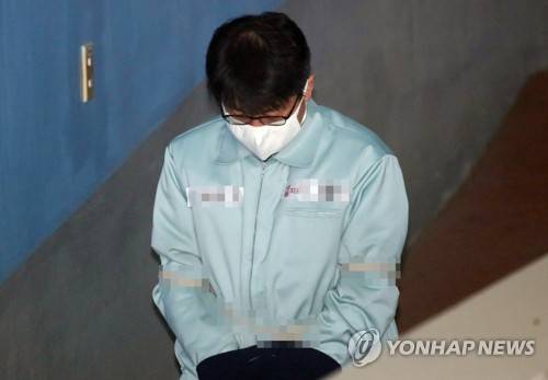 법정 향하는 김진모 전 비서관 (서울=연합뉴스) 김주성 기자 = 민간인 사찰 '입막음'에 관여하고 국정원 특활비를 불법 수수한 혐의로 구속기소 된 김진모 전 청와대 민정2비서관이 11일 오전 서울 서초동 서울중앙지법에서 열리는 공판에 출석하고 있다. 2018.4.11 utzza@yna.co.kr
