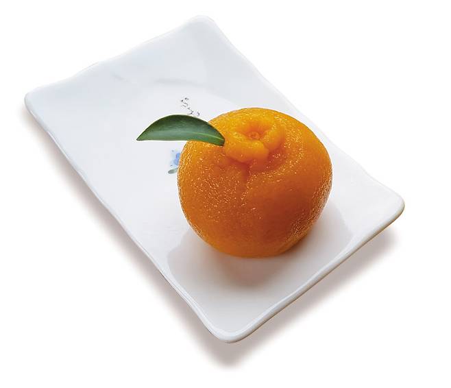 한라봉으로 만들어 새콤달콤하면서 부드러운 한라봉양갱. 한라봉 모양이라 더욱 인기다. / 카페앤드