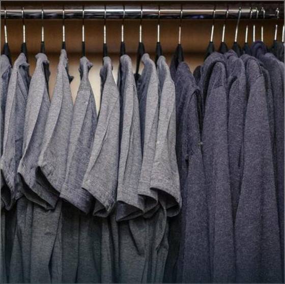 마크 저커버그가 2016년 페이스북에 공개한 자신의 옷장.