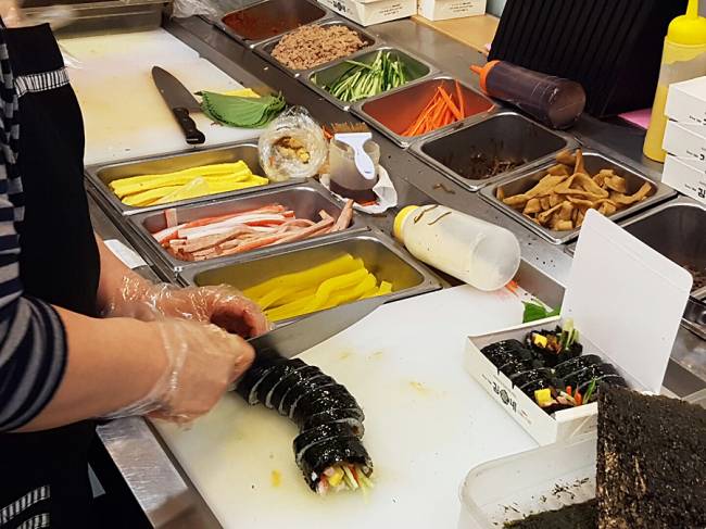 김가네가 김밥을 비롯한 일부 메뉴가격을 10% 가량 인상했다. 식재료값 인상과 최저임금 인상에 따른 불가피한 선택이었다는 게 업체의 설명이다.