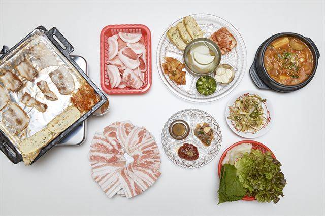 서울 마포구 합정동 행진의 상차림. 호프집에서 마른 안주를 내던 묵직한 크리스탈 접시가 눈길을 끈다. 플라스틱 채반에 담은 고기와 채소도 복고풍이다. 이가은 사진작가