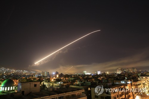 다마스쿠스 밤하늘에 보이는 미사일 [AP=연합뉴스]