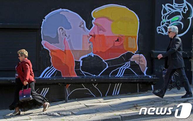 블라디미르 푸틴 러시아 대통령과 도널드 트럼프 미국 대통령이 그려진 벽화. © AFP=뉴스1