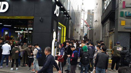 한정판 운동화를 사려는 사람들이 한명씩 입장하고 있다.