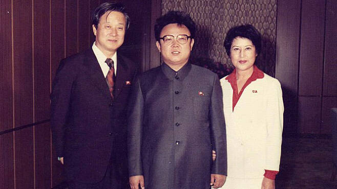 김정일 국방위원장(가운데)과 만난 최은희(오른쪽)와 신상옥.  엣나인필름 제공