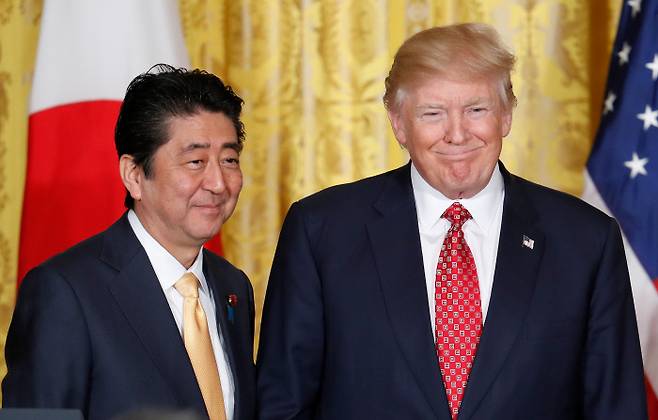 도널드 트럼프 미국 대통령과 아베 신조 일본 총리가 지난해 2월 10일 미국 워싱턴 백악관에서 공동기자회견을 하고 있다. 워싱턴|AP연합뉴스