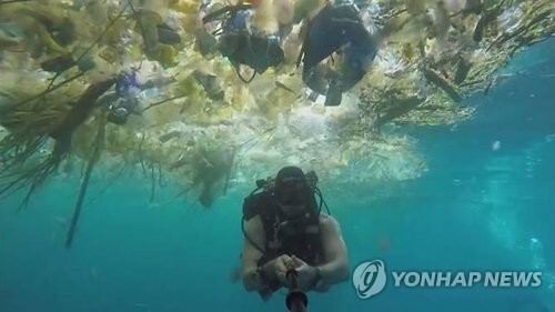 발리 인근 바다 표면을 뒤덮은 플라스틱 쓰레기. [스킨스쿠버 전문가인 리치 호너 페이스북=연합뉴스]