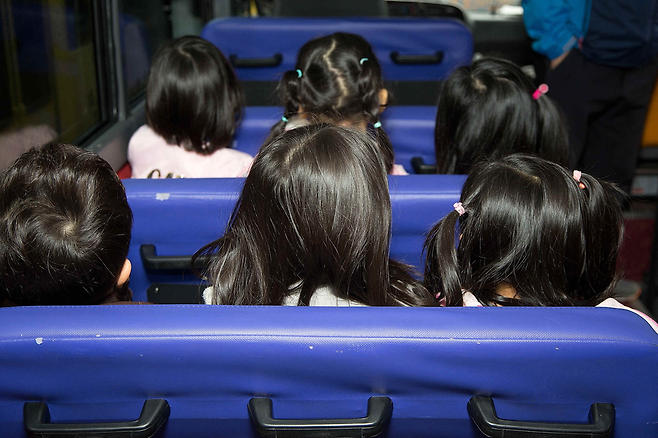 4월5일 서울의 한 유치원 통학버스. 통학버스는 노란색으로 경광등을 달고 안전발판과 여러가지 시설물을 한 뒤 신고 후 허락을 받아야 한다. 신고하고 허락받은 통학버스라 할 지라고 어른 25인승을 어린이 39인승으로 개조한 통학버스는 작은 시트와 목받침이 없고, 좌석간 간격이 좁아 약한 추돌이나 충동에고 목이나 무릎이 쉽게 다치는등 안전상의 문제가 있고, 안전밸트도 2점식인데다가 간격이 좁아 안전과 착용에 문제가 있다는 주장이 있다. © 시사저널 이종현