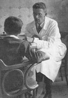 1940년대 빈에서 아동을 진료하는 아스페르거(위키피디아)