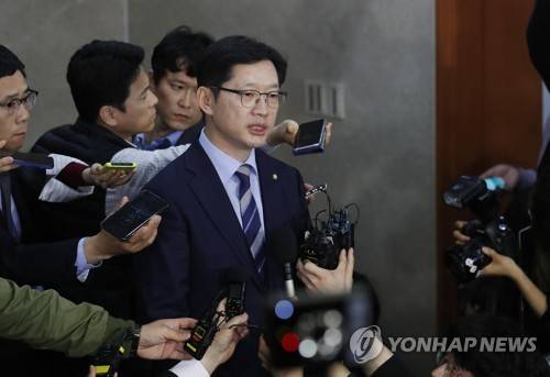 질문에 답하는 김경수 (서울=연합뉴스) 김현태 기자 = 댓글조작 사건에 연루됐다는 파문에 싸인 더불어민주당 김경수 의원이 19일 오후 국회 정론관에서 경남도지사 출마를 밝힌 후 기자들의 질문을 받고 있다. mtkht@yna.co.kr