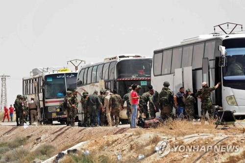 시리아 수도 북동쪽 반군도 투항…5천명 버스로 철수 [AP=연합뉴스]