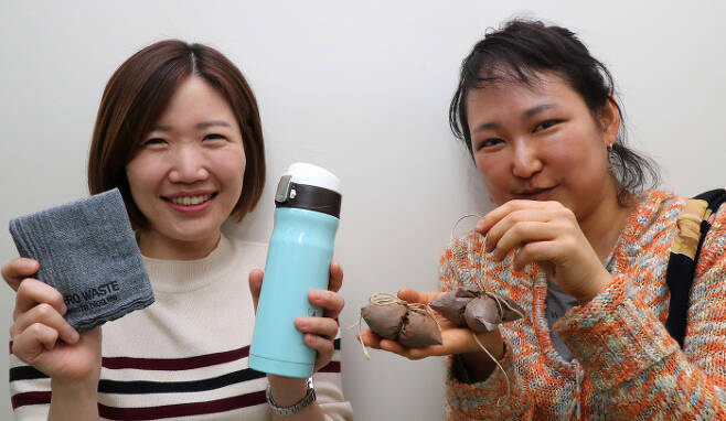 ‘쓰레기 덕질’에 참여하고 있는 디자이너 클라블라우(오른쪽)는 버리는 물건을 직접 업사이클링한 제품을 만들고 있다. 왼쪽은 함께한 그림(별명). 권도현 기자 lightroad@kyunghyang.com