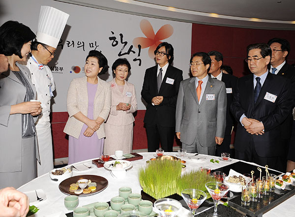 ⓒ청와대 제공 2009년 5월 한식세계화추진단 발족회에 참여한 이명박 대통령 부인 김윤옥씨(왼쪽에서 세 번째).