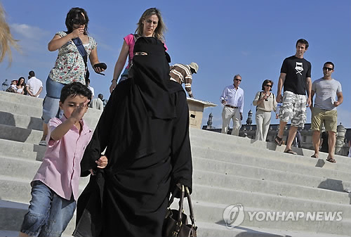 프랑스 파리에서 니캅 착용하고 거리를 걷는 여성 [EPA=연합뉴스]