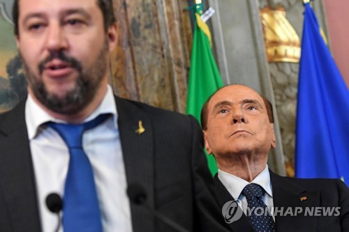 실비오 베를루스코니 전 이탈리아 총리(오른쪽)와 극우 정당 동맹의 마테오 살비니 대표 [EPA=연합뉴스]