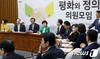 민주평화당·정의당 의원들이 지난 2일 서울 여의도 국회에서 열린 '평화와 정의의 의원 모임' 상견례 자리를 갖고 대화를 나누고 있다. 2018.4.2/뉴스1 © News1 안은나 기자