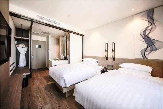 호텔은 신뢰를 기반으로 편안함과 따뜻함을 강조하기 위해 인테리어 콘셉트 또한 목재 소재를 활용해 부드러움을 표현했다. 자연광이 최적으로 노출될 수 있도록 했다. 객실 내 가구 배치나 큰 유리창을 통해 자연 채광을 살렸다. 비교적 어두운 색상의 바닥재를 사용해 조금 더 차분한 느낌을 살리고 균형을 맞췄다. 페어필드 바이 메리어트 서울 제공