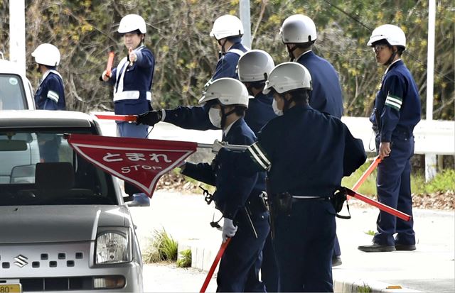 일본 경찰관들이 지난 11일 탈옥수 히라오 다쓰마 검거를 위해 히로시마현 오노미치 검문소에서 차량을 검문하고 있다. 히로시마=교도 연합뉴스