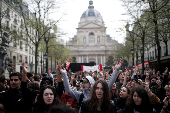 지난 10일 파리의 소르본 대학 학생들이 비달법에 반대하는 시위를 열고 있다. [연합뉴스]