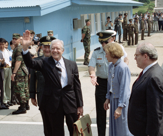 지미 카터 전 미국 대통령이 1994년 6월 15일 판문점을 통해 북한으로 넘어가고 있다. [사진 2018 남북정상회담준비위원회]