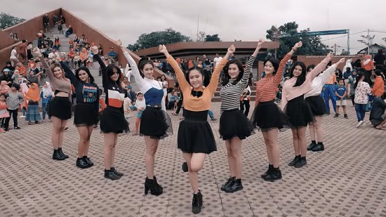 K팝 걸그룹 ‘모모랜드’의 댄스곡을 커버하는 인도네시아 소녀들. ⓒ유튜브 채널