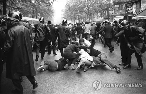 1968년 5월 파리의 학생시위 진압하는 프랑스 경찰 [AFP=연합뉴스 자료사진]