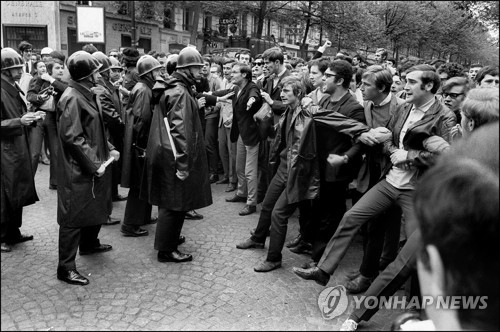 1968년 당시 경찰과 대치하는 파리 소르본대 학생들 [AFP=연합뉴스 자료사진]