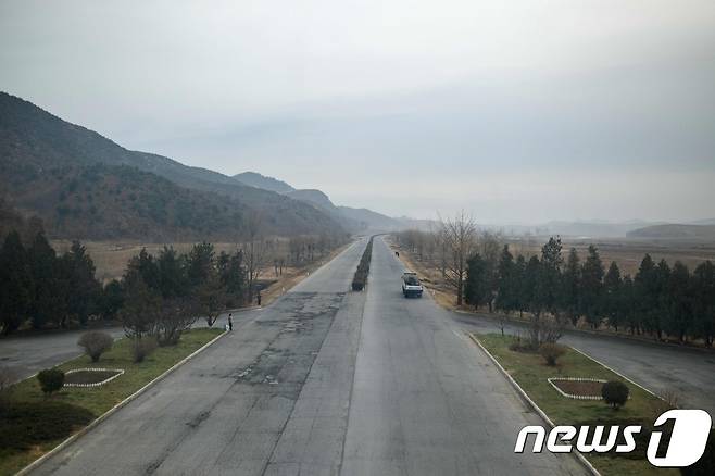 지난 2016년 11월30일 촬영된 북한 평양~개성 간 고속도로 사진. © AFP=뉴스1