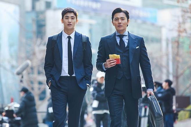 <슈츠>로 6년만에 안방 극장에 돌아오는 장동건(왼쪽). 신입변호사 역할을 하는 박형식과 호흡을 맞춘다. 한국방송 제공.