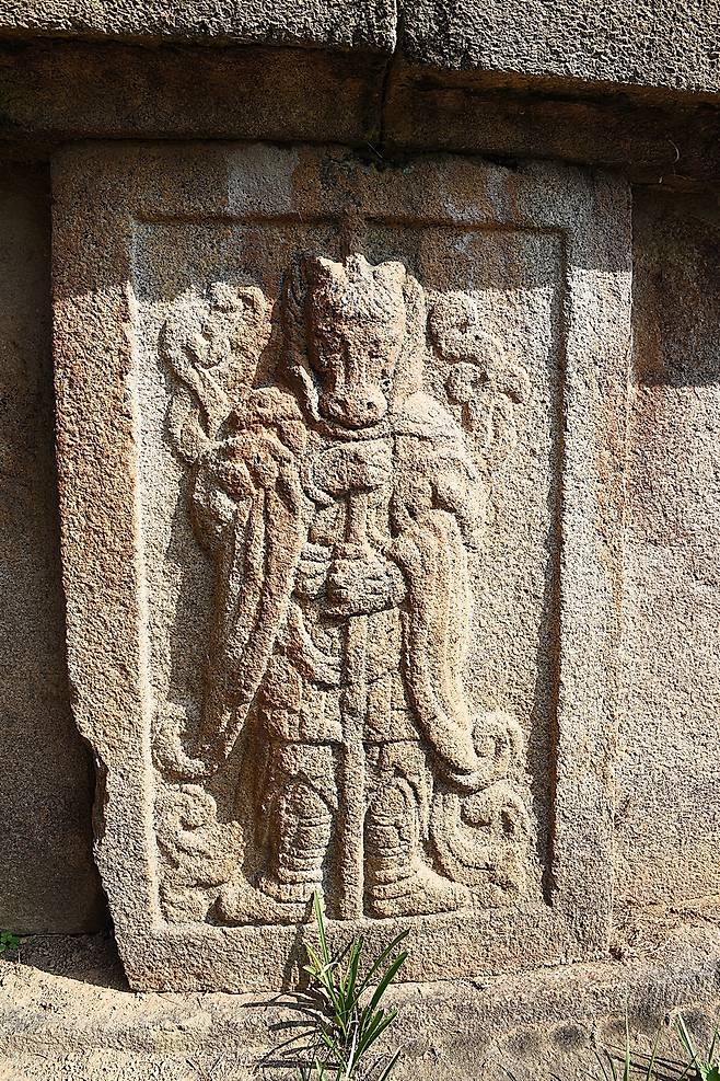 신라 문화의 완숙기에 만들어진 12지신상 답게 조각 수법이 섬세하고 유려하다. 살아서 꿈틀거리며 튀어나올 것 같은 느낌도 든다. ⓒ홍윤호