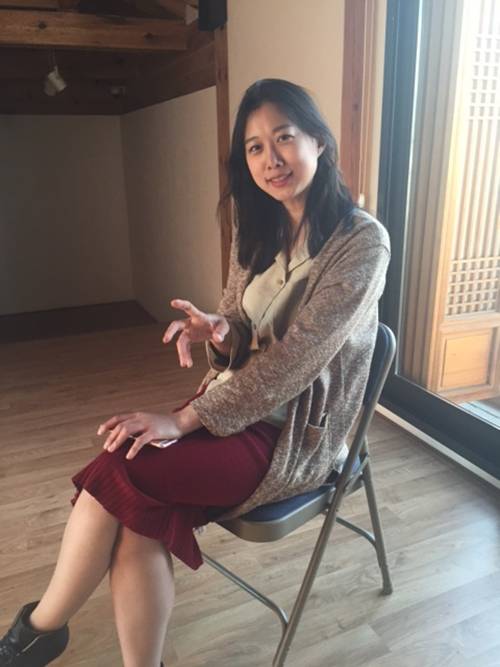 저가 액세서리를 모티브로 작업하는 오세린 작가. 그는 “가짜와 진짜의 팽팽한 경계 같은 것들을 허물어 사람들에게 숨쉴 수 있는 숨통 공간을 만들어 주는 것이 예술의 몫”이라고 말했다.