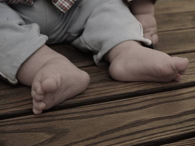 1살 아들 학대 - 잠 투정을 이유로 1살 아들을 맨발로 베란다에 방치해 학대한 20대 아빠 (자료 이미지)