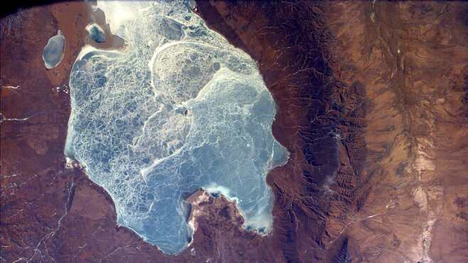 중국 티베트 고원에 있는 칭하이 호수. 국제우주정거장(ISS)에 탑재된 NASA의 교육용 광학기기 ‘어스캄’(EarthKAM·Earth Knowledge Acquired by Middle school students)으로 촬영한 사진이다. 이 호수의 면적은 약 4300㎢이며, 깊이는 약 25m이다.