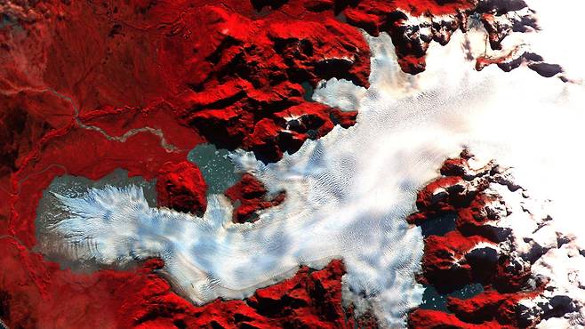 칠레의 파타고니아. NASA는 테라의 광학기기 애스터를 사용해 지구 온난화의 영향으로 빙하가 줄어들고 있는 모습을 관측했다. 사진 속 빙하는 파타고니아 북부 지역으로 식물은 빨간색으로 착색돼 있다.