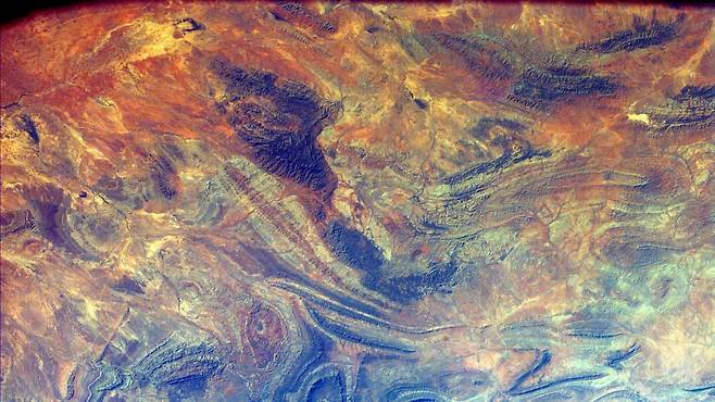 호주의 아웃백(내륙부 미개척지). 어스캄으로 촬영한 이 사진은 아웃백의 바위 사막과 호수 가장자리가 만나 초현실적인 장면을 연출한다.