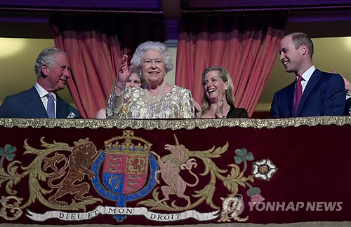 영국여왕, 92세 생일 맞아 (런던 AFP=연합뉴스) 세계에서 가장 오래 권좌를 유지한 생존 군주, 엘리자베스 2세 영국 여왕의 92세 축하 콘서트가 생일인 21일(현지시간) 런던의 로열 앨버트홀에서 열렸다.       웨일스 가수 톰 존스가 '잇츠 낫 언유주얼'(It's Not Unusual)을 부른 직후에 여왕은 가족들과 함께 왕실 지정석에 나타났다. 카일리 미노그, 스팅, 레이디스미스 블랙 맘바조, 섀기 등 음악가들과 연극, 영화 스타들도 잔치에 합류했다. 사진은 이날 콘서트장의 엘리자베스 여왕(가운데) 가족들로, 아들 찰스 왕세자와 손자인 윌리엄 왕세손 등이 좌우에서 여왕을 바라보고 있다.      bulls@yna.co.kr