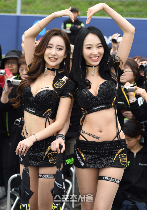 팀106의 김미진과 김다나(오른쪽)가 팬들과 함께 포토타임을 소화하고 있다. 용인 | 이주상기자 rainbow@sportsseoul.com