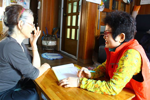 권옥선(오른쪽) 독거노인 도우미가 ‘장애인의 날’인 지난 20일 서울 홍제동 인근의 한 독거노인 자택을 방문, 상담하고 있다.