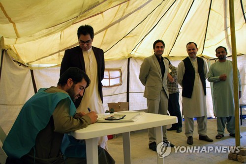 23일 아프간 헤라트의 유권자 등록 센터에서 주민들이 10월 총선을 위한 유권자 등록을 하고 있다.[EPA=연합뉴스 자료사진]