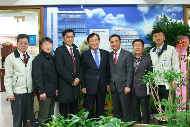 최영수 크레텍책임 대표(왼쪽에서 다섯번째)와 이상헌 LG CNS 상무(오른쪽에서 세번째)가 업무협약을 맺은 뒤 기념촬영하고 있다.