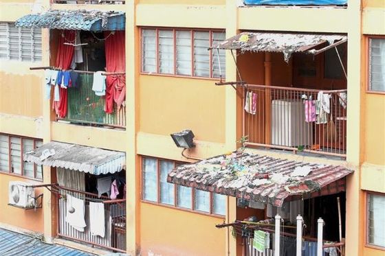 윗층에서 던진 쓰레기가 지붕에 널브려져 있는 쿠알라룸푸르의 한 아파트. [The Star 온라인 캡처].