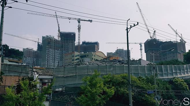 부산 시내 한 재개발 지역의 아파트 건설현장. /사진=김창성 기자