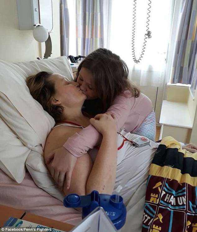 엄마와 딸이 세상에서 가장 뜨거운 포옹과 입맞춤을 나누고 있다.