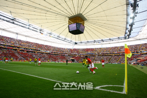 2006 독일 월드컵 조별리그 G조 한국-토고 경기에서 한국 팬들이 가득 찬 가운데 이영표가 드리블하고 있다. 프랑크푸르트 | 배우근기자