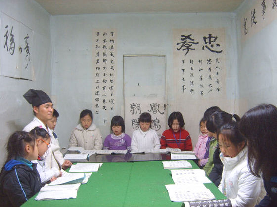남원 서당에서 한 훈장에게 글을 배우고 있는 학생들. [사진 한재우]